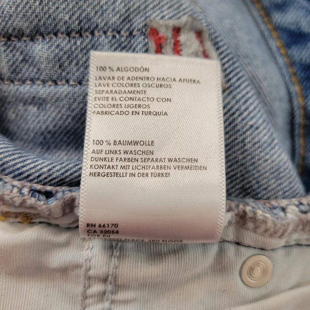 BDG‎ Urban Outfitters High-Waisted Mom Light Wash Jeans, Size Womens 28